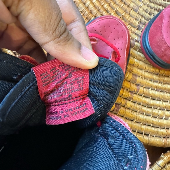 Nike men’s 9 red lace up sneakers - Picture 4 of 5